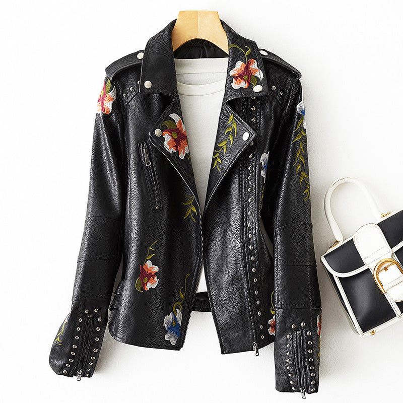 Jaqueta biker feminina com bordado floral e detalhes de tachas - corte slim