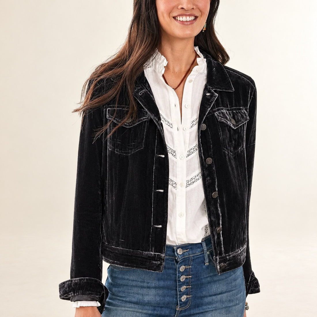 Jaqueta-camisa feminina com gola de camisa e bolsos frontais com aba