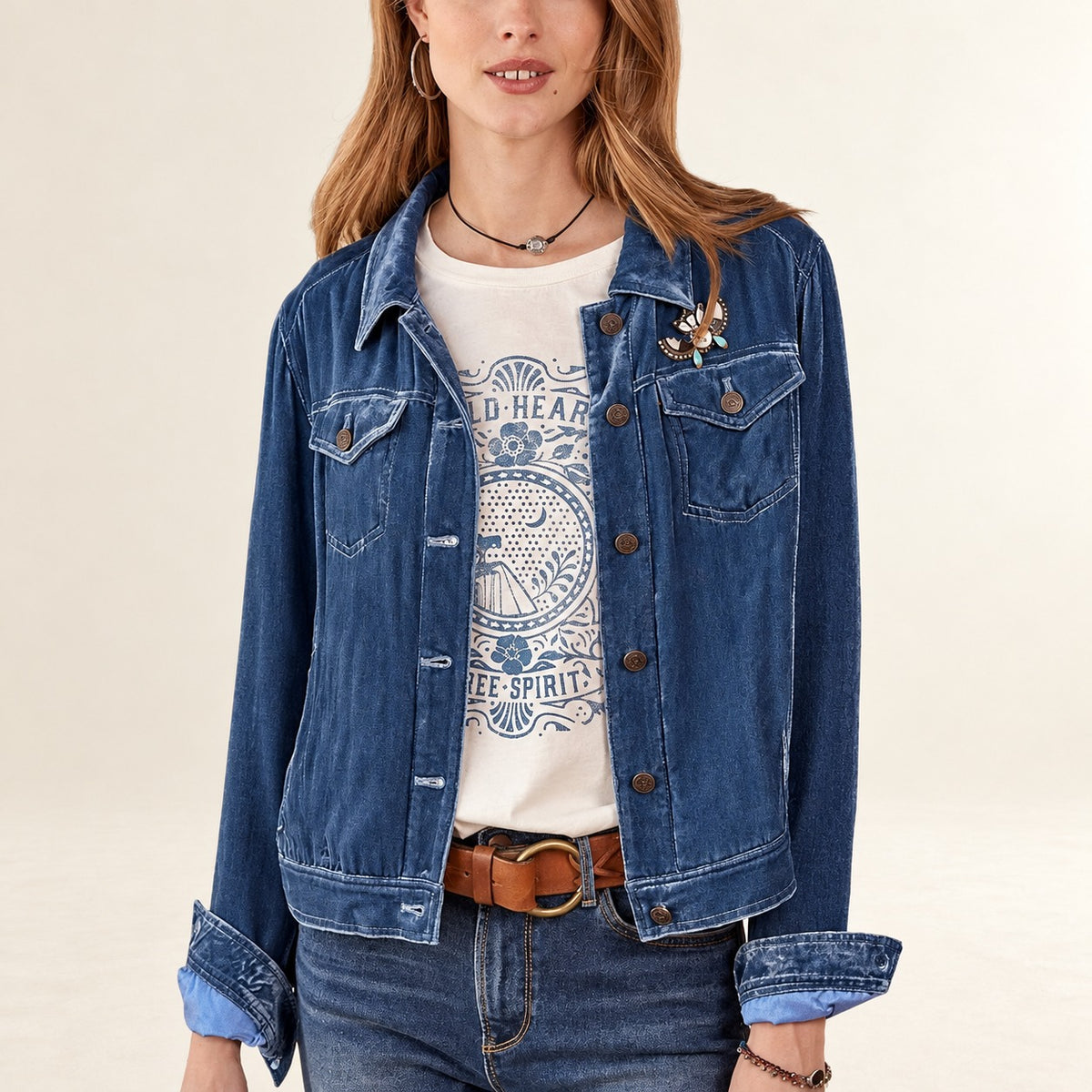 Jaqueta-camisa feminina com gola de camisa e bolsos frontais com aba