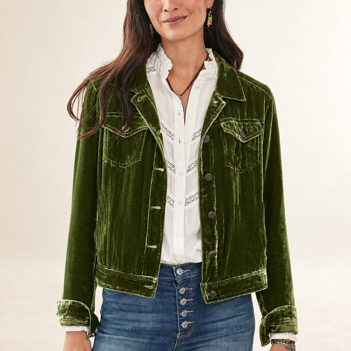 Jaqueta-camisa feminina com gola de camisa e bolsos frontais com aba