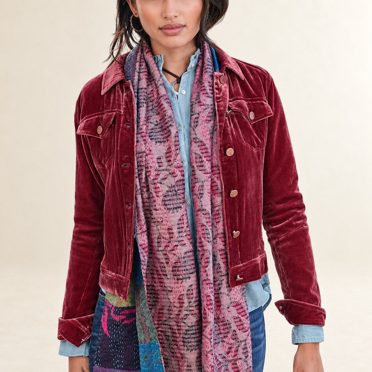 Jaqueta-camisa feminina com gola de camisa e bolsos frontais com aba