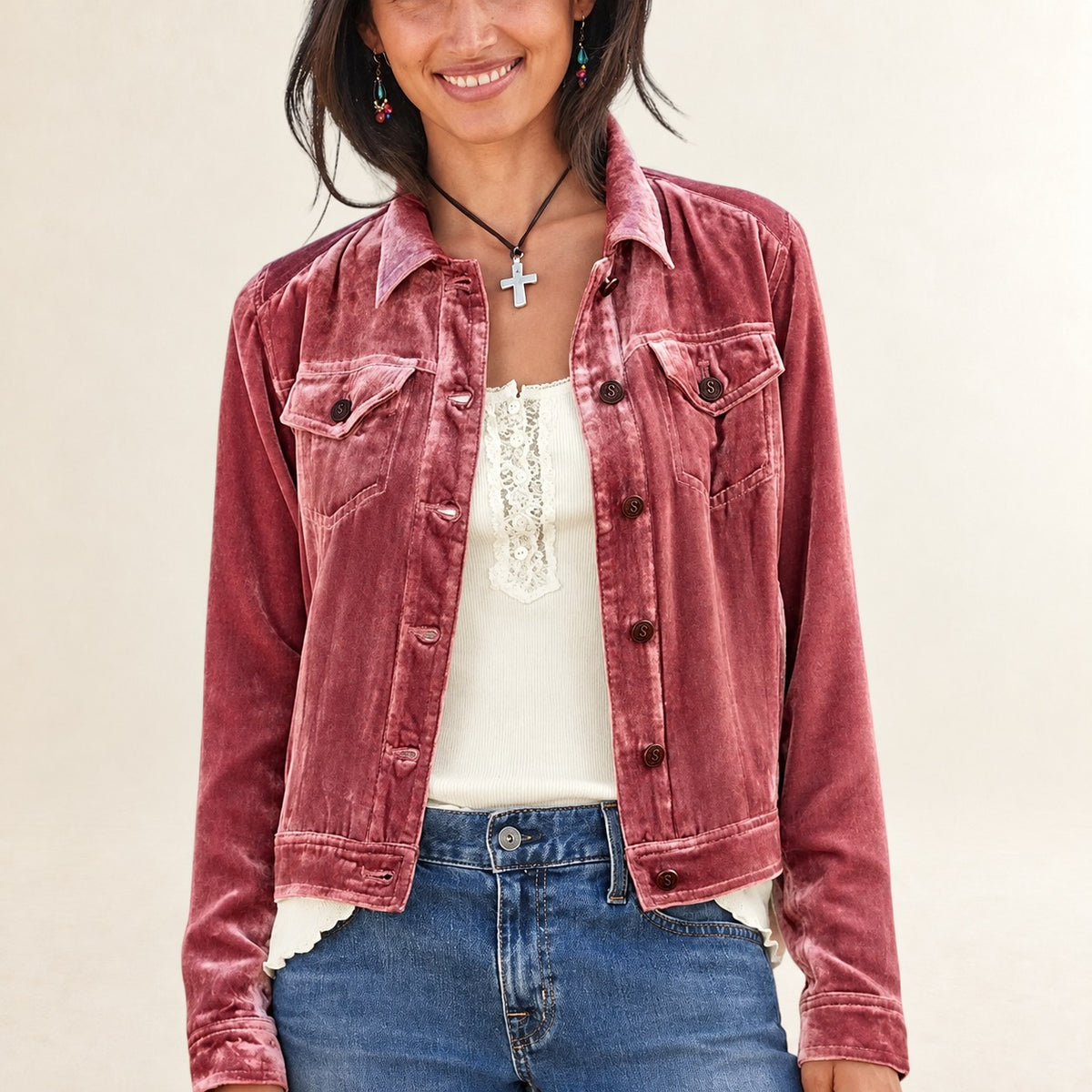Jaqueta-camisa feminina com gola de camisa e bolsos frontais com aba