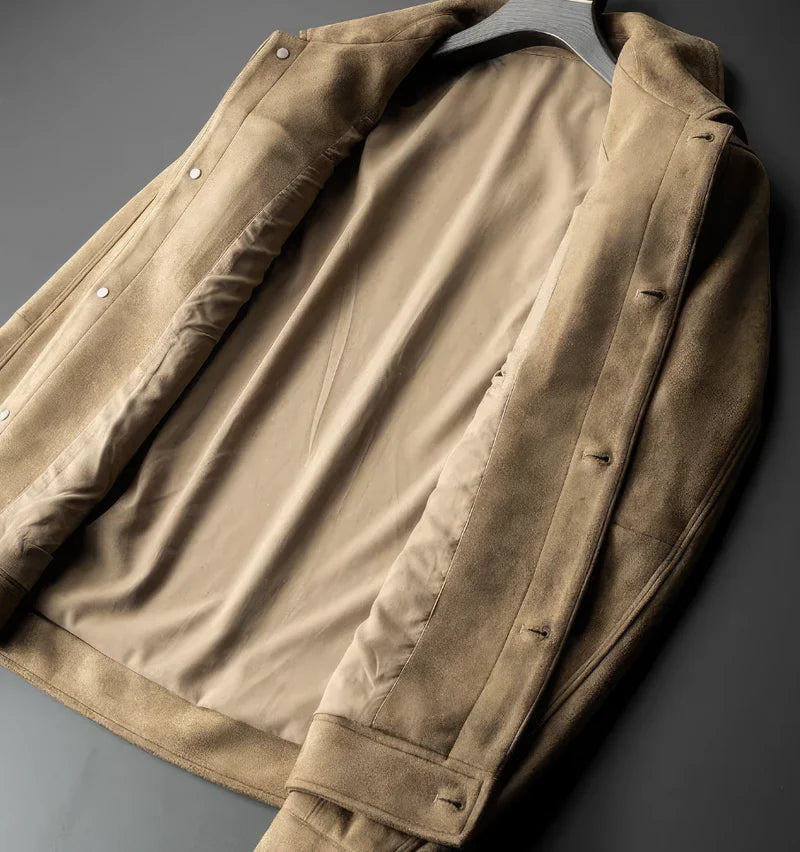 Jaqueta casual masculina com fechamento de botões e bolsos no peito