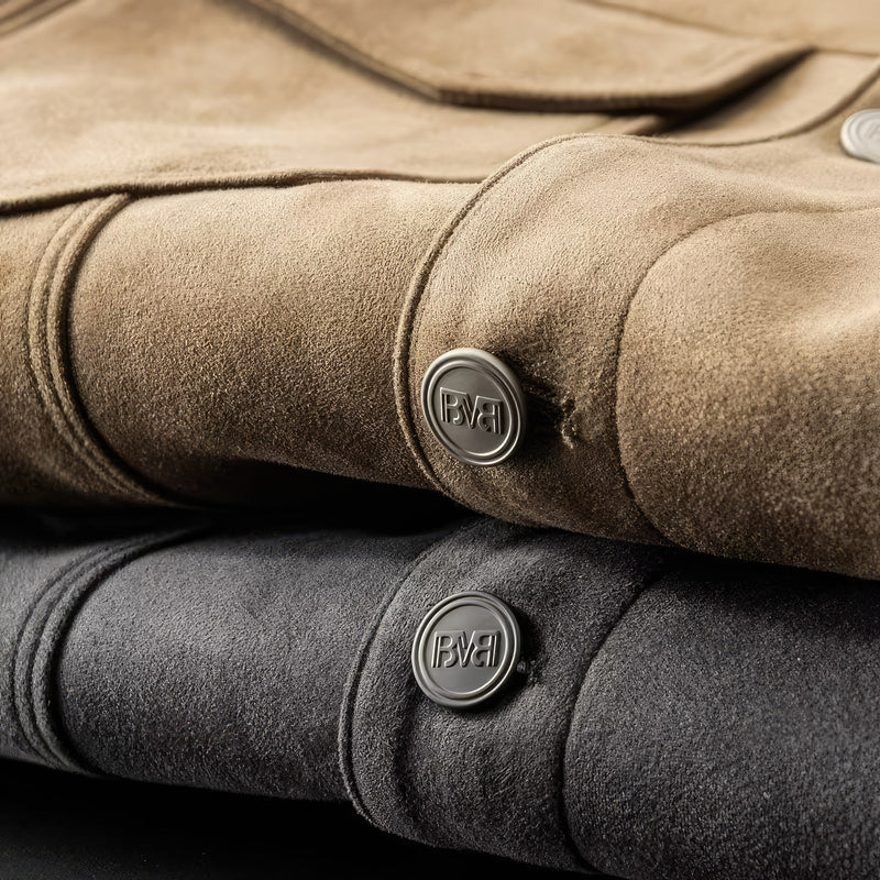 Jaqueta casual masculina com fechamento de botões e bolsos no peito