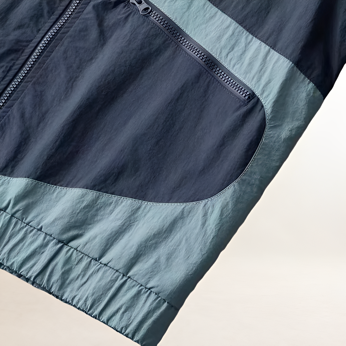 Jaqueta corta-vento masculina com capuz ajustável e bolsos com zíper