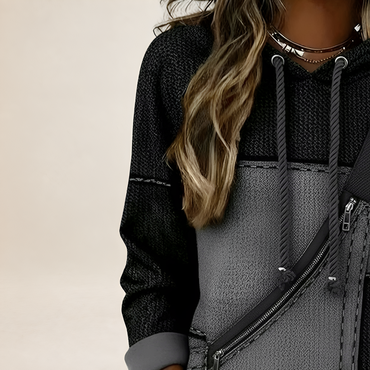 Jaqueta feminina com capuz, bolso com zíper inclinado e caimento relaxed fit