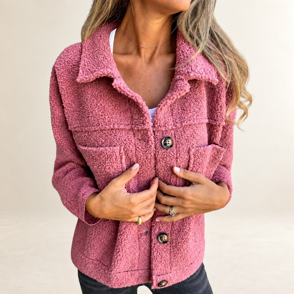 Jaqueta feminina curta com fechamento frontal por botões, gola de lapela, textura texturizada e bolsos patch, caimento relaxado