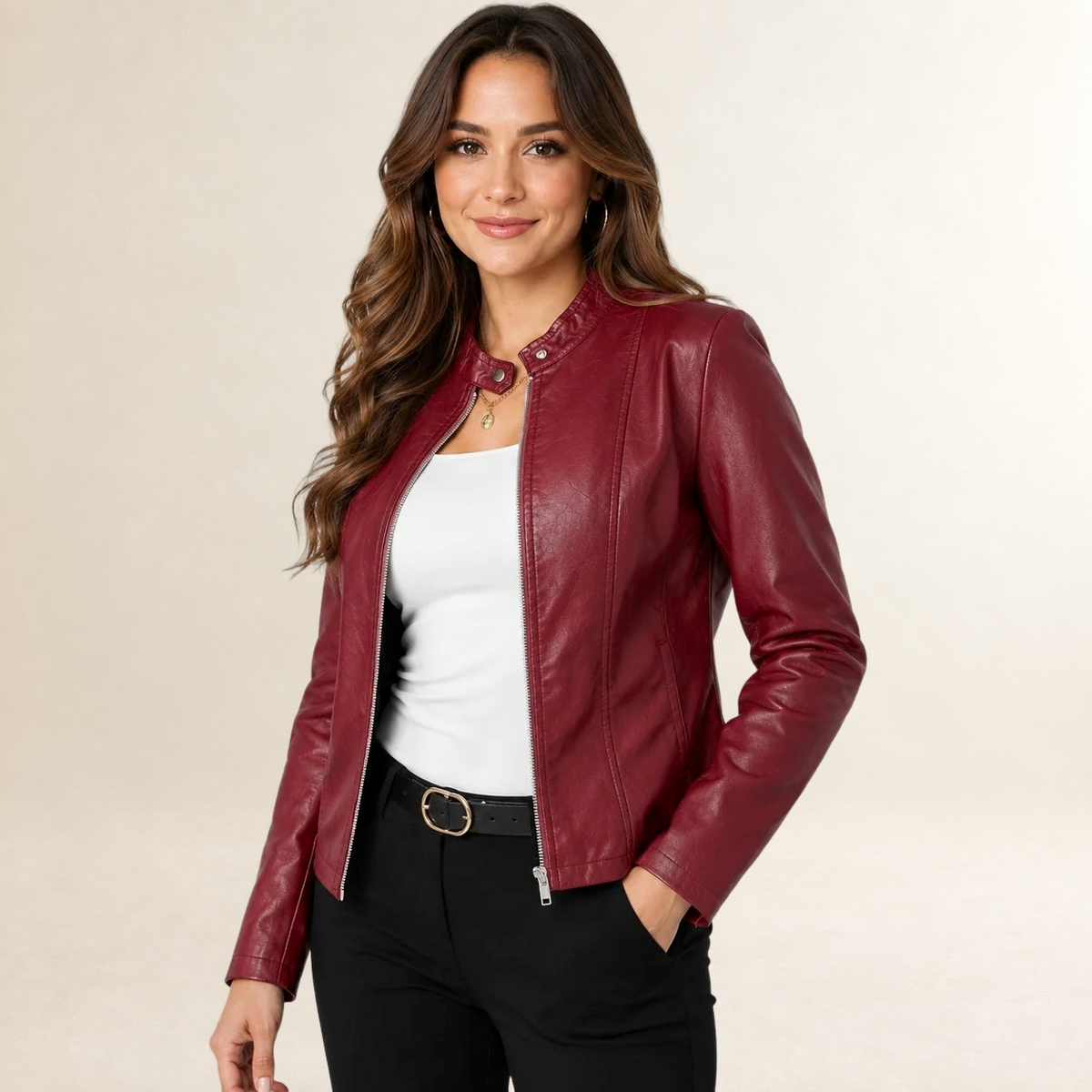 Jaqueta feminina estilo biker com colarinho alto e fechamento de zíper - corte estruturado