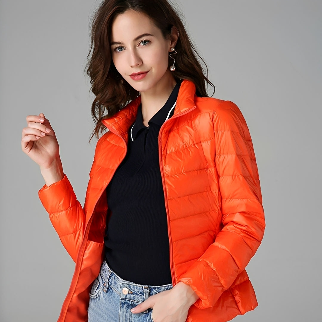 Jaqueta feminina leve com capuz ajustável, fechamento de zíper, gola stand-up e comprimento cropped