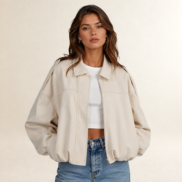 Jaqueta feminina oversized estilo bomber com gola estruturada e comprimento cropped