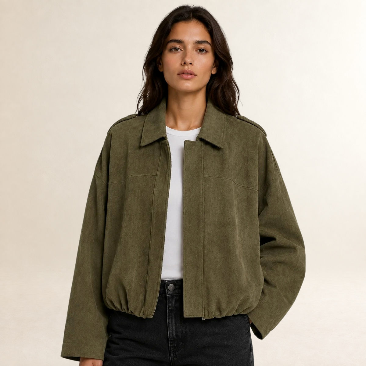 Jaqueta feminina oversized estilo bomber com gola estruturada e comprimento cropped