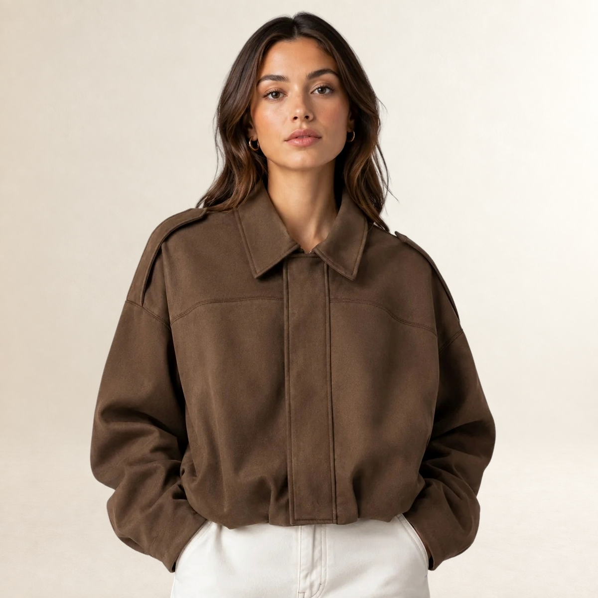 Jaqueta feminina oversized estilo bomber com gola estruturada e comprimento cropped