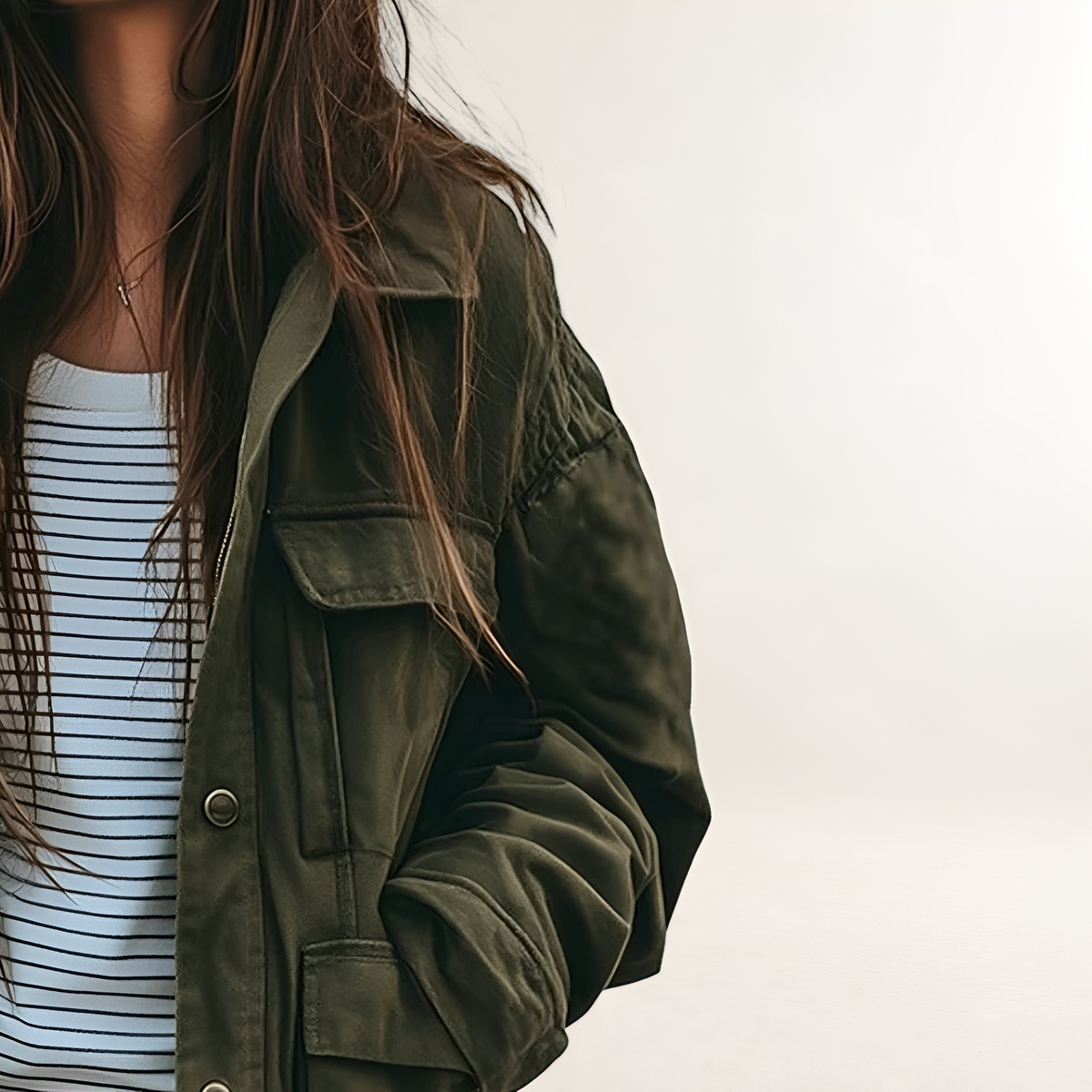 Jaqueta feminina utilitária com capuz, bolsos frontais e caimento relaxado