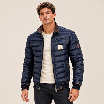 Jaqueta masculina acolchoada com gola alta, fechamento de zíper e corte slim