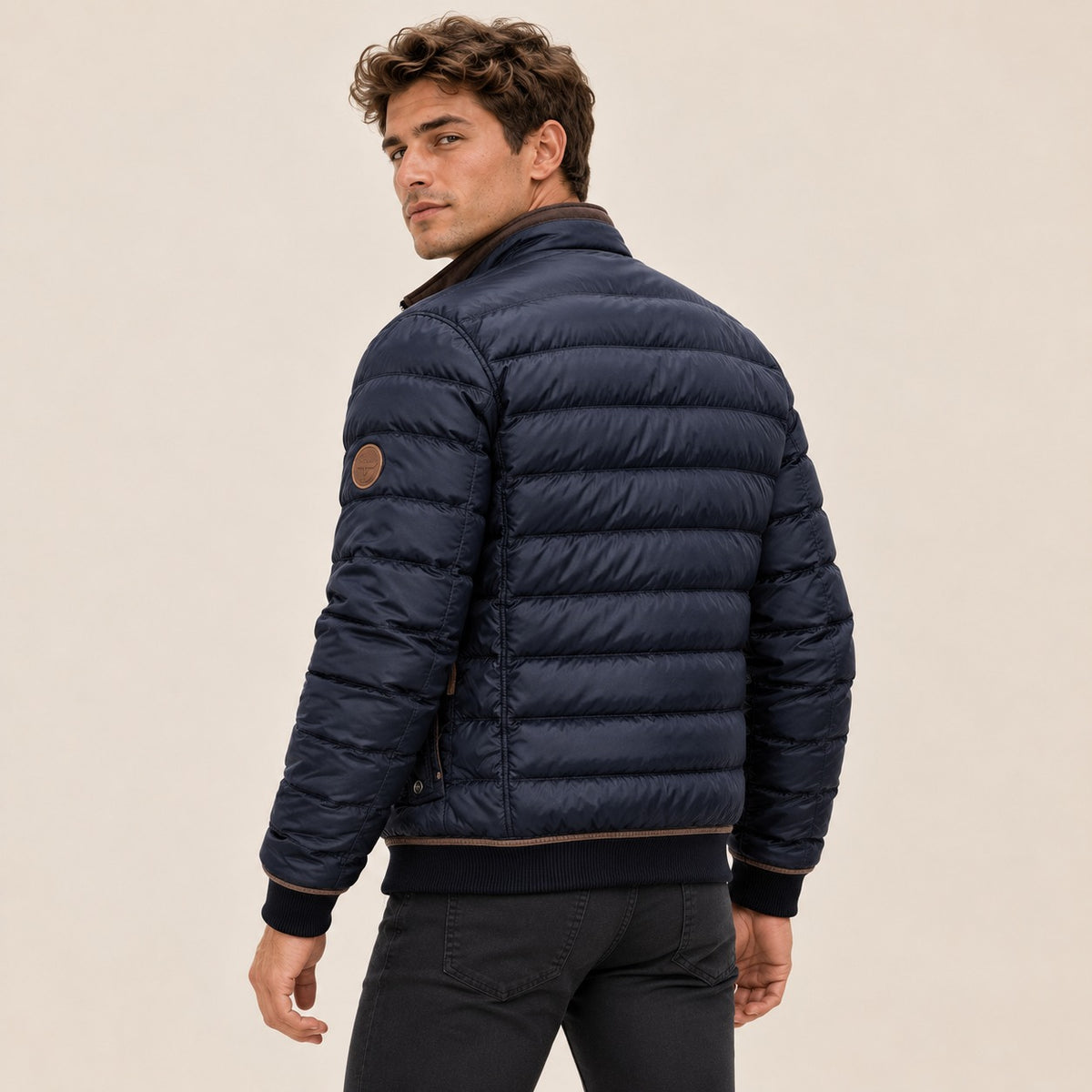 Jaqueta masculina acolchoada com gola alta, fechamento de zíper e corte slim