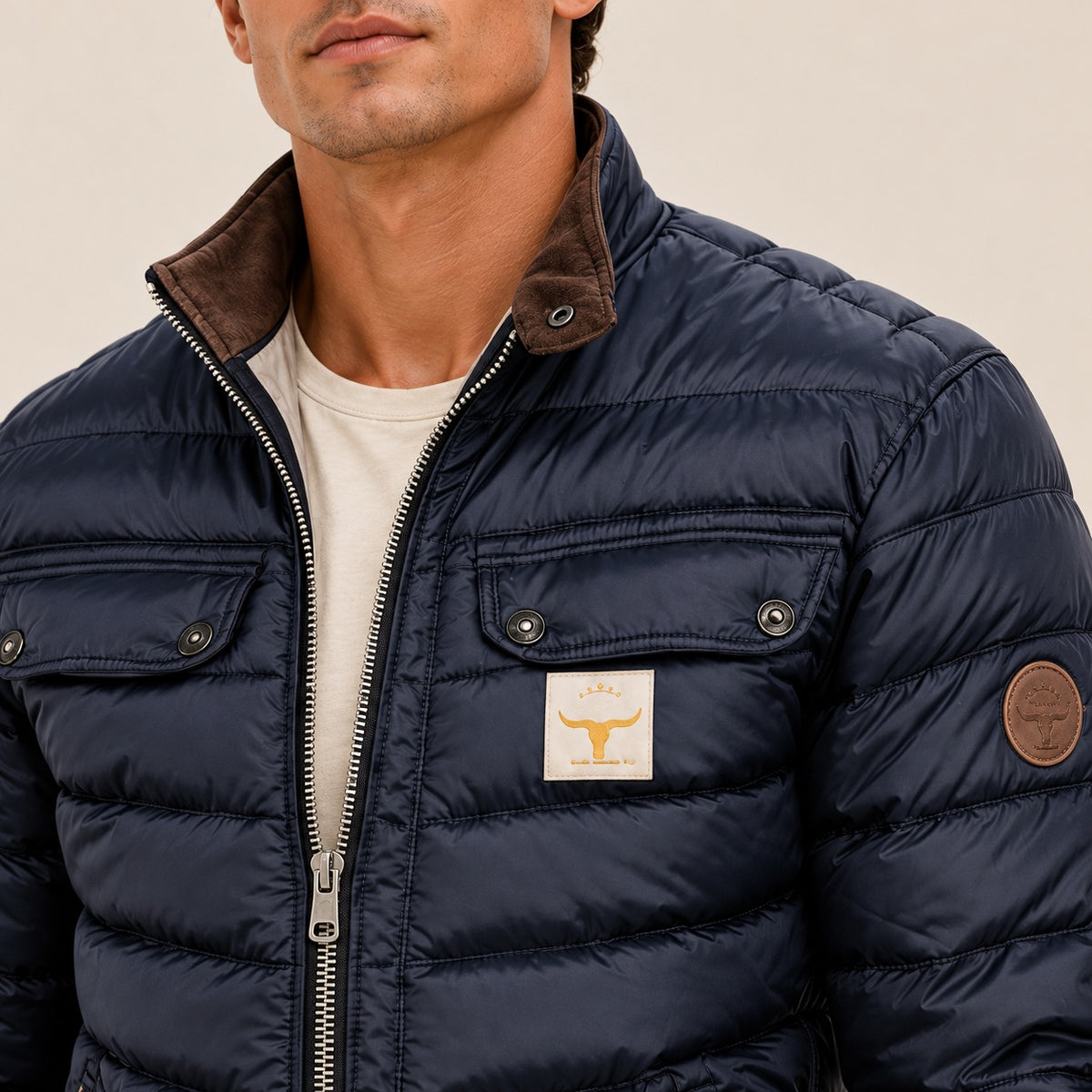 Jaqueta masculina acolchoada com gola alta, fechamento de zíper e corte slim