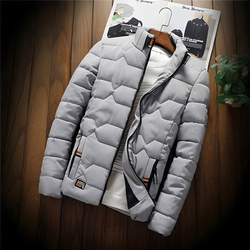 Jaqueta masculina acolchoada com quilting geométrico e bolsos com zíper
