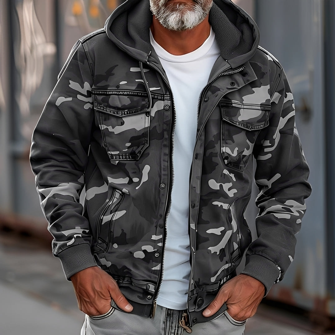 Jaqueta masculina camuflada com capuz e bolsos no peito