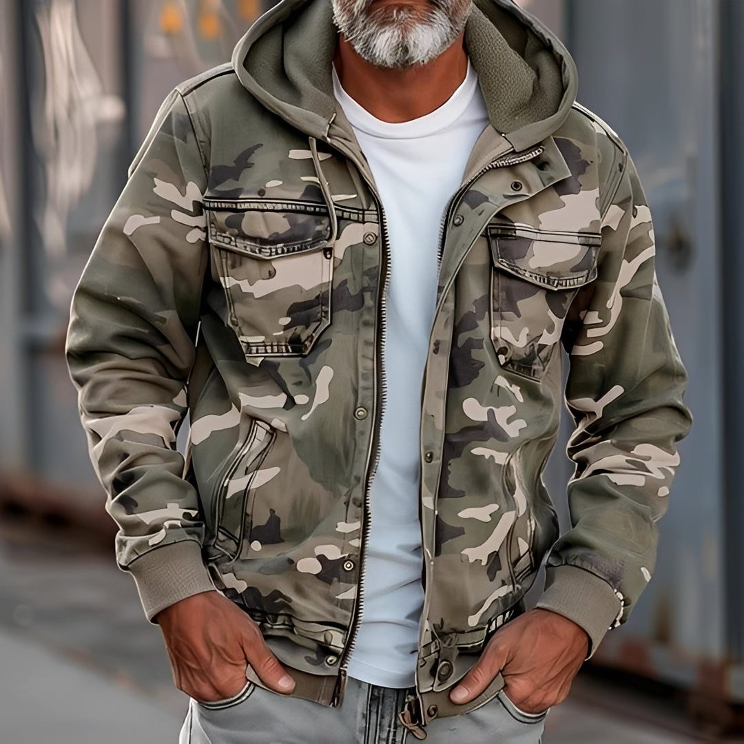 Jaqueta masculina camuflada com capuz e bolsos no peito