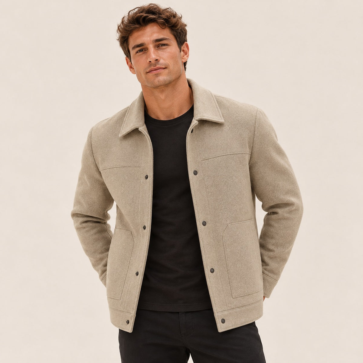 Jaqueta masculina com fechamento de botões e bolso aplicado - corte regular