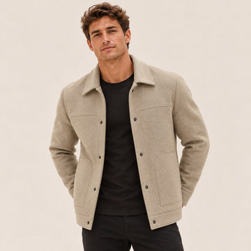 Jaqueta masculina com fechamento de botões e bolso aplicado - corte regular
