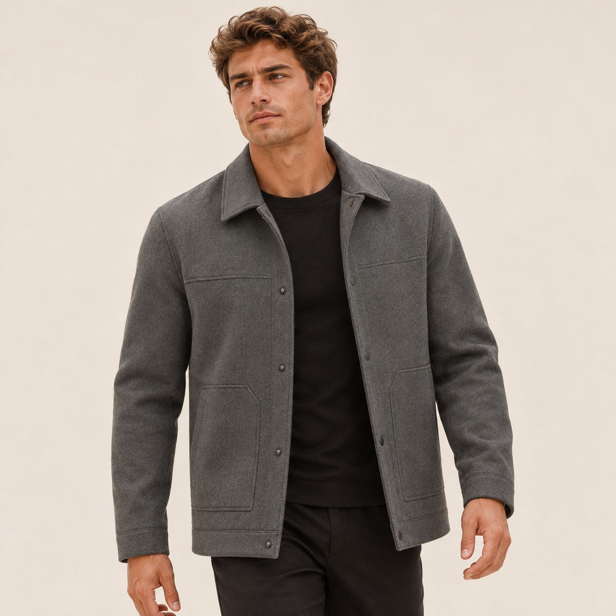 Jaqueta masculina com fechamento de botões e bolso aplicado - corte regular