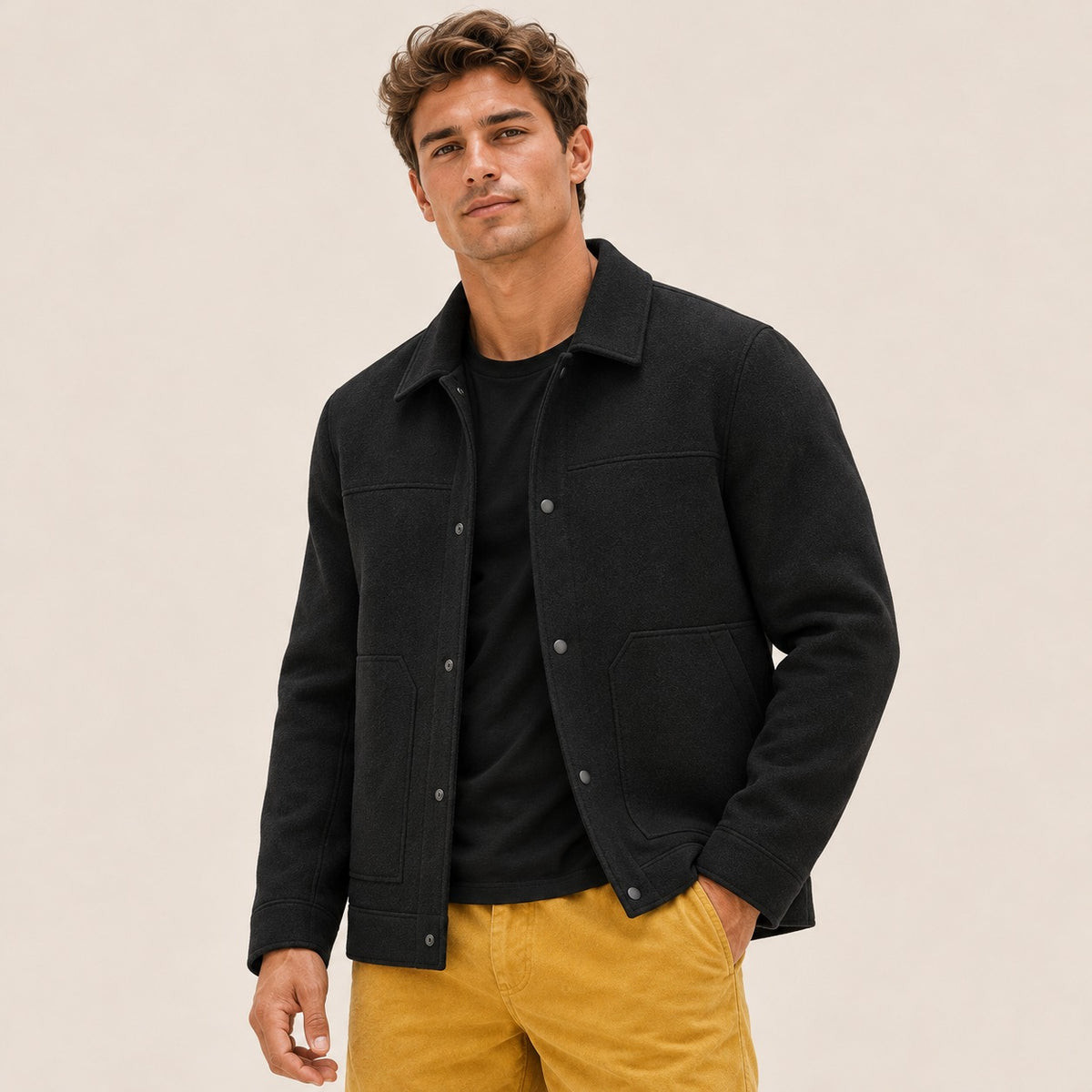 Jaqueta masculina com fechamento de botões e bolso aplicado - corte regular