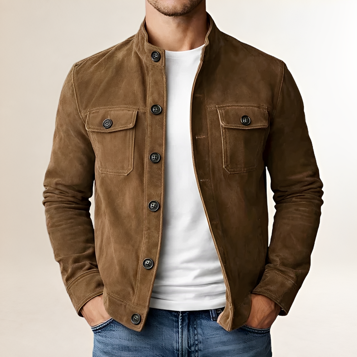 Jaqueta masculina com fechamento frontal por botões, estilo militar - gola alta, bolsos no peito com aba, corte ajustado