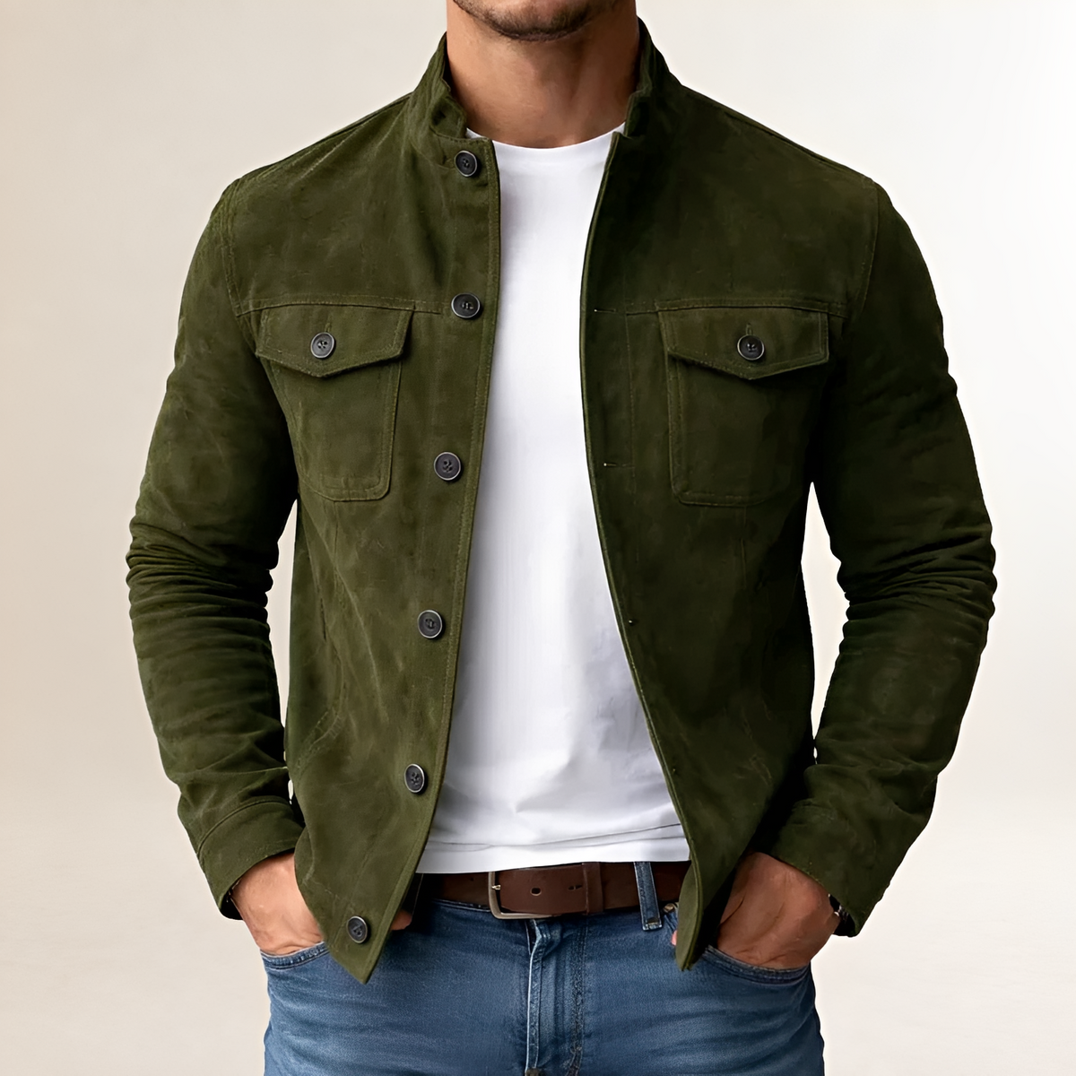Jaqueta masculina com fechamento frontal por botões, estilo militar - gola alta, bolsos no peito com aba, corte ajustado