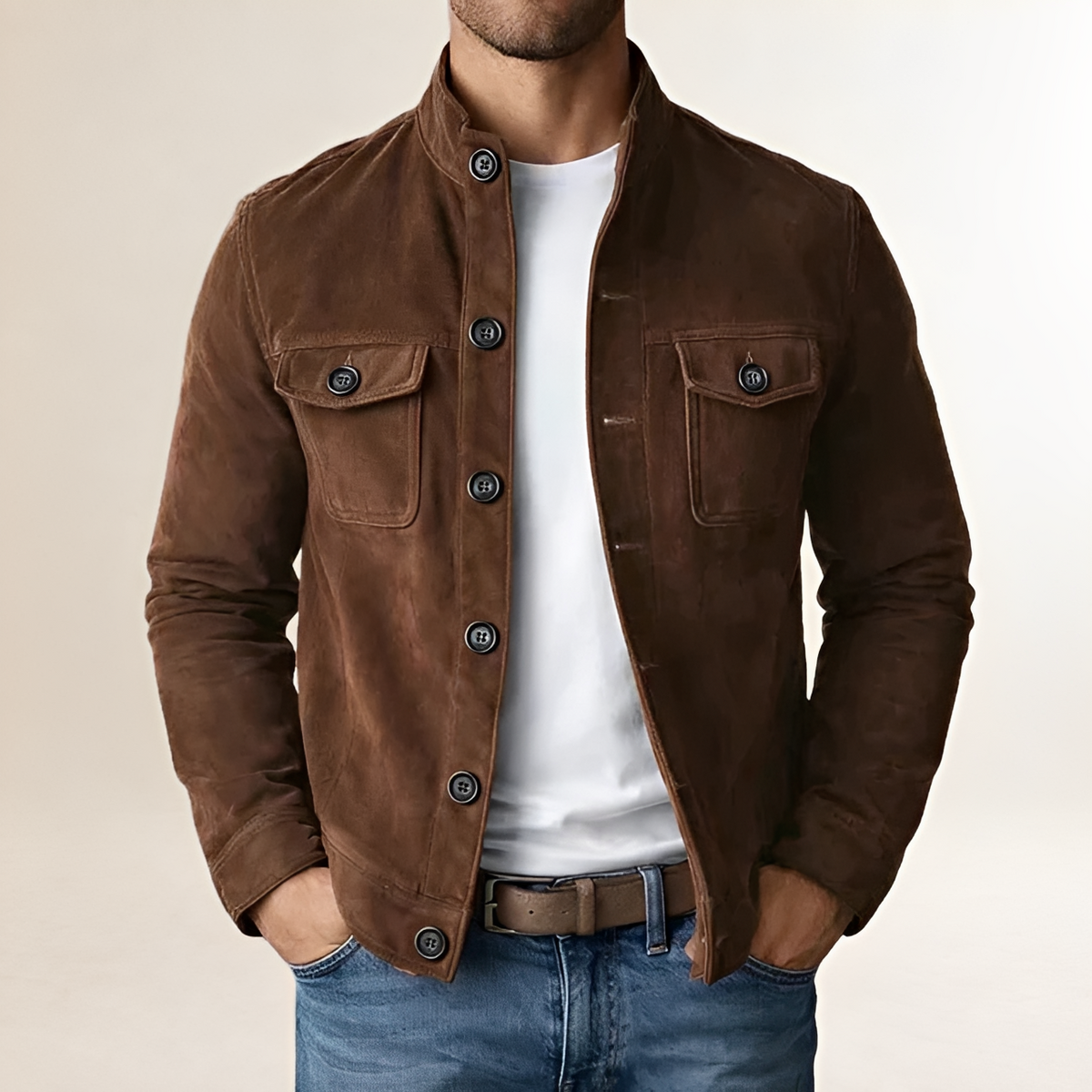 Jaqueta masculina com fechamento frontal por botões, estilo militar - gola alta, bolsos no peito com aba, corte ajustado
