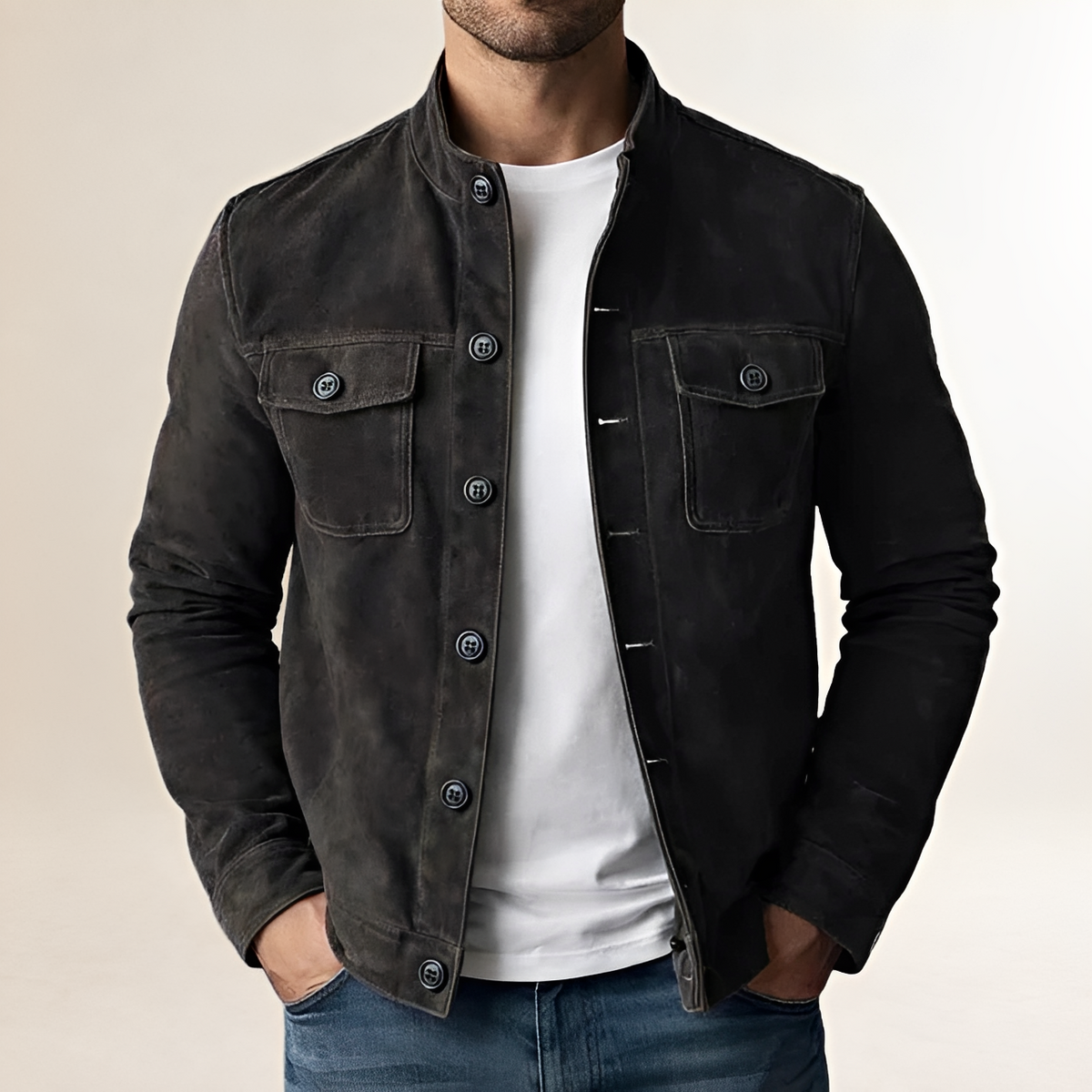 Jaqueta masculina com fechamento frontal por botões, estilo militar - gola alta, bolsos no peito com aba, corte ajustado