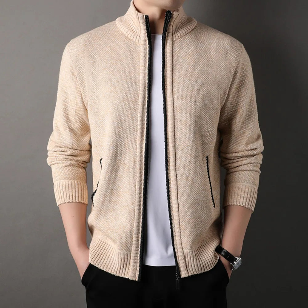 Jaqueta masculina com fechamento full-zip, gola alta e bolsos laterais