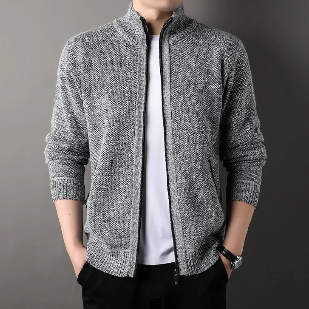 Jaqueta masculina com fechamento full-zip, gola alta e bolsos laterais
