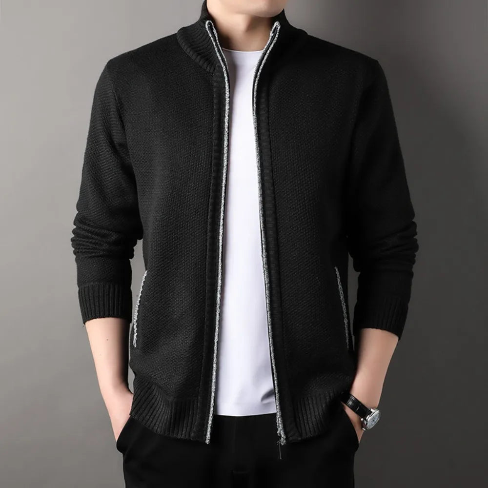 Jaqueta masculina com fechamento full-zip, gola alta e bolsos laterais