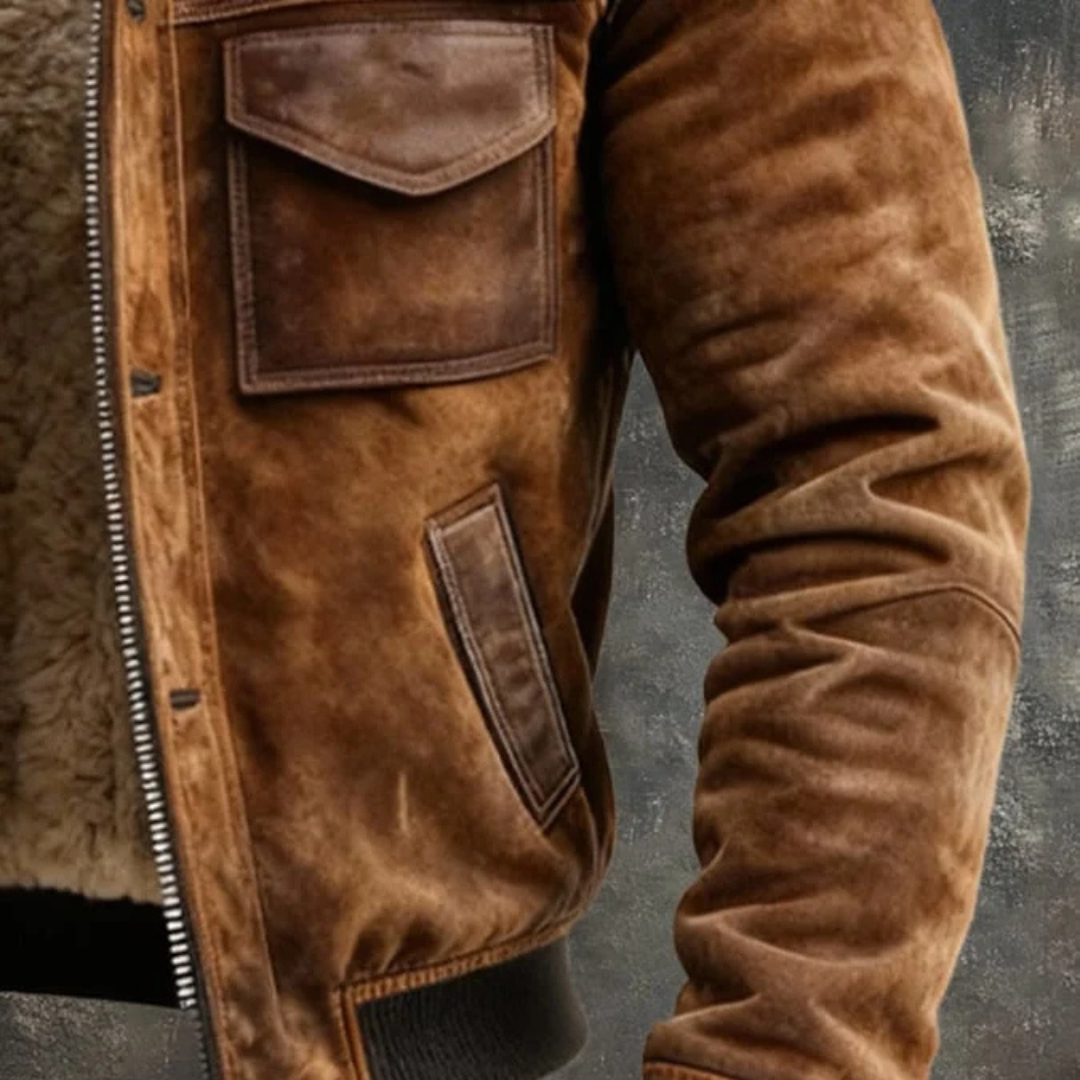 Jaqueta masculina com zíper frontal, colarinho em contraste, bolsos frontais com abas e bolso peitoral com zíper, corte regular
