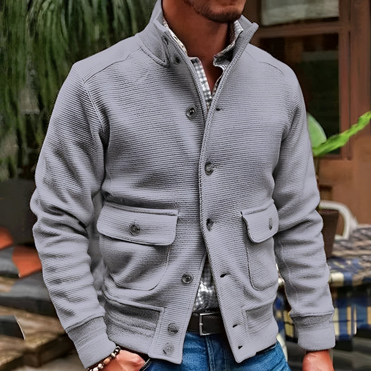 Jaqueta masculina de corte reto com colarinho alto e bolsos com aba