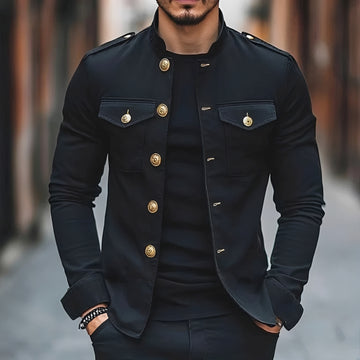 Jaqueta masculina de estilo militar com colarinho alto, botões e bolsos com aba