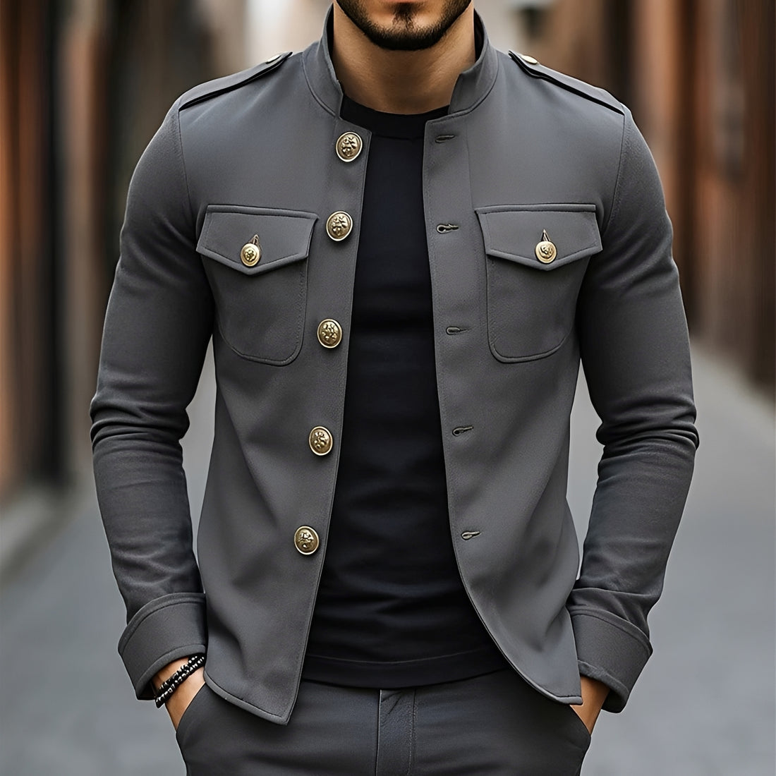 Jaqueta masculina de estilo militar com colarinho alto, botões e bolsos com aba