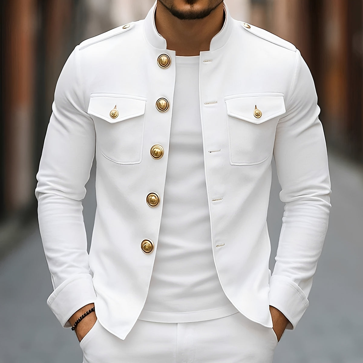 Jaqueta masculina de estilo militar com colarinho alto, botões e bolsos com aba