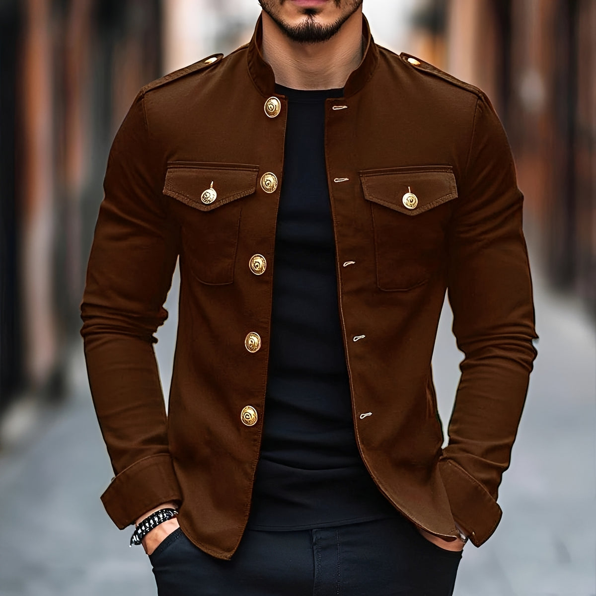 Jaqueta masculina de estilo militar com colarinho alto, botões e bolsos com aba