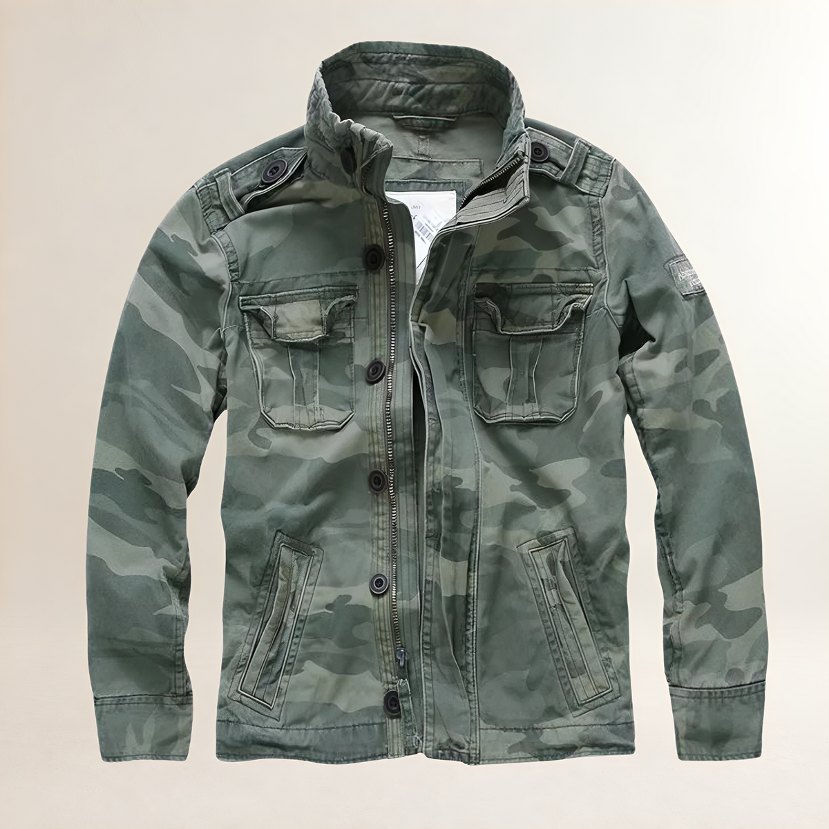 Jaqueta masculina estilo militar com múltiplos bolsos e ombreiras com botões