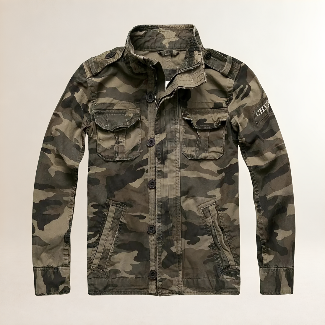 Jaqueta masculina estilo militar com múltiplos bolsos e ombreiras com botões