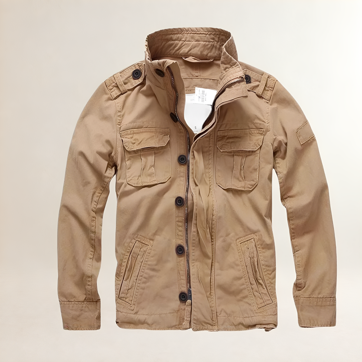 Jaqueta masculina estilo militar com múltiplos bolsos e ombreiras com botões