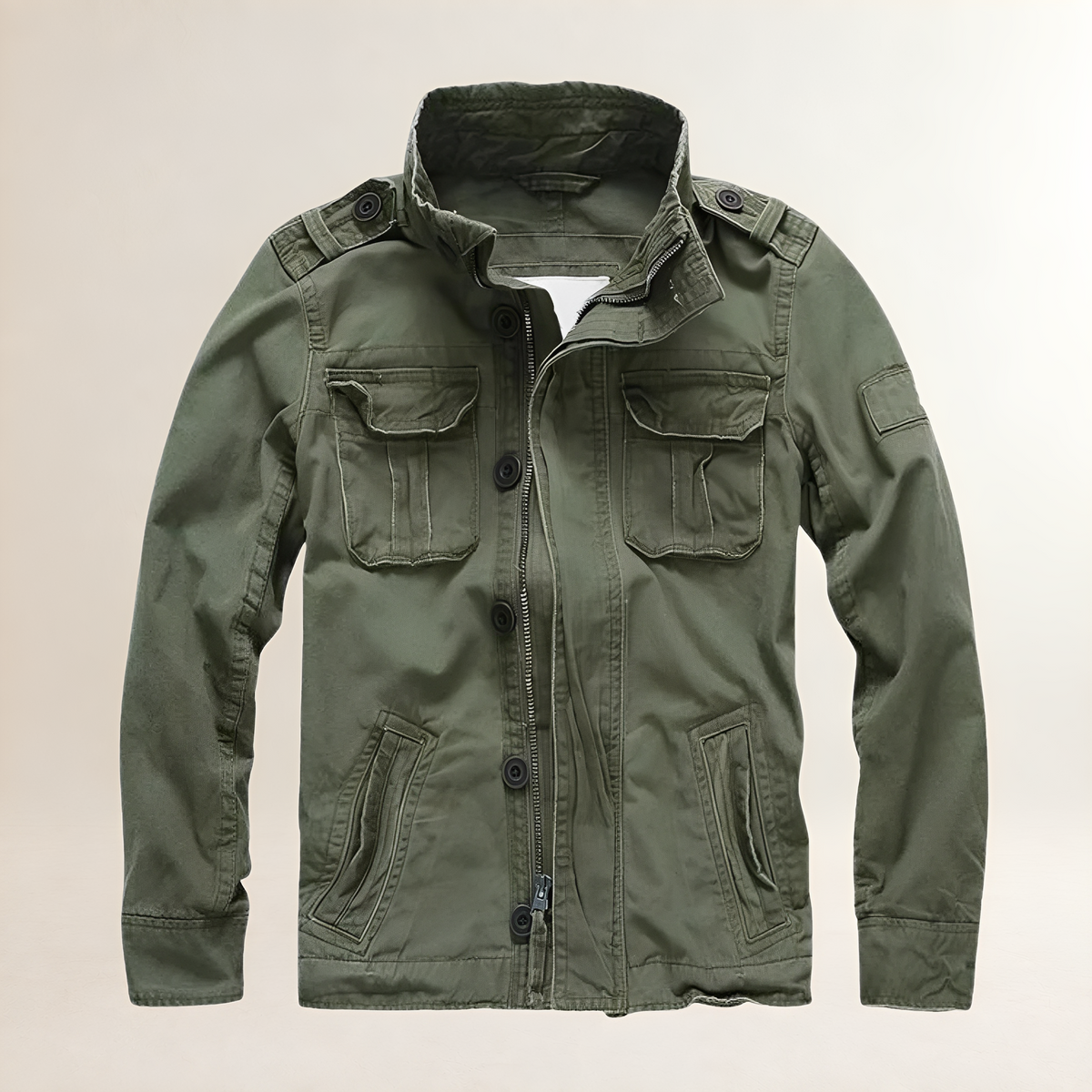 Jaqueta masculina estilo militar com múltiplos bolsos e ombreiras com botões