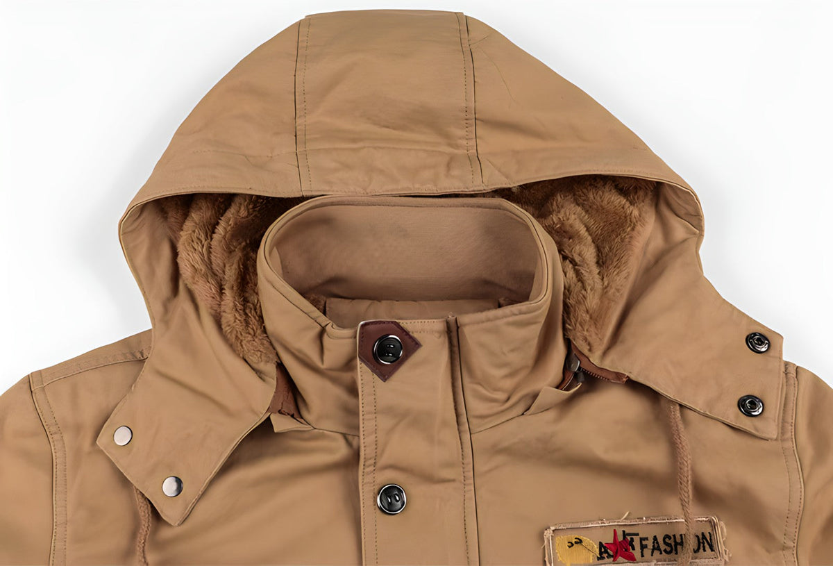 Jaqueta militar masculina de corte estruturado com múltiplos bolsos e fechamento botão e zíper