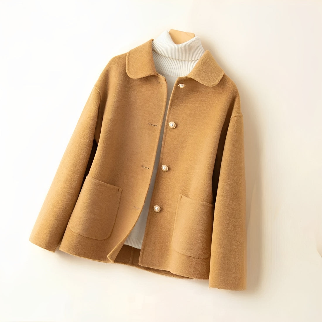 Jaqueta para mulher com fechamento de botões e gola spread