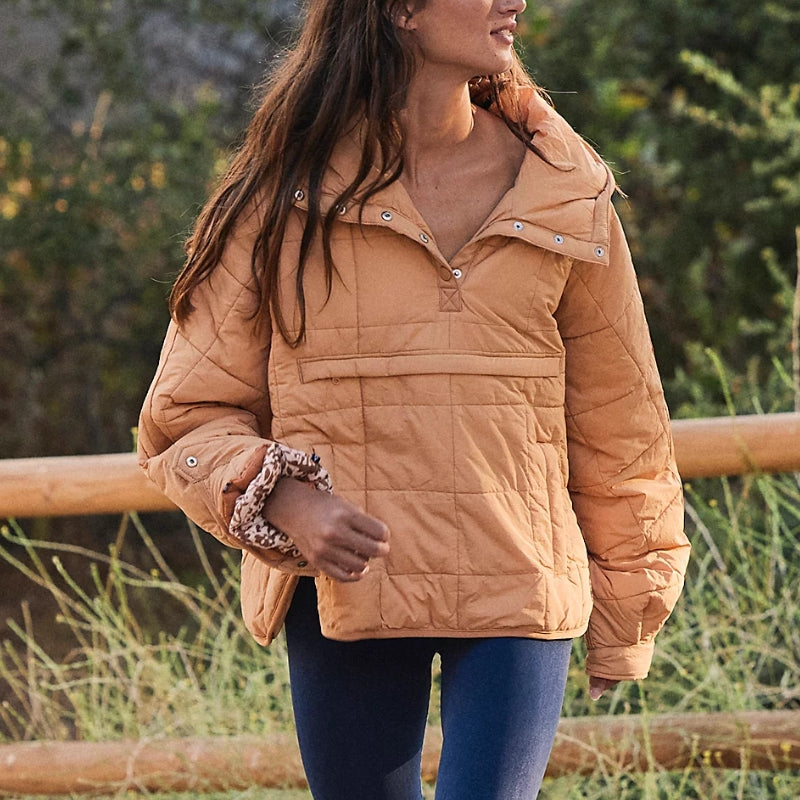 Jaqueta puffer feminina com capuz, fechamento de botões, design leve e modelagem relaxed fit