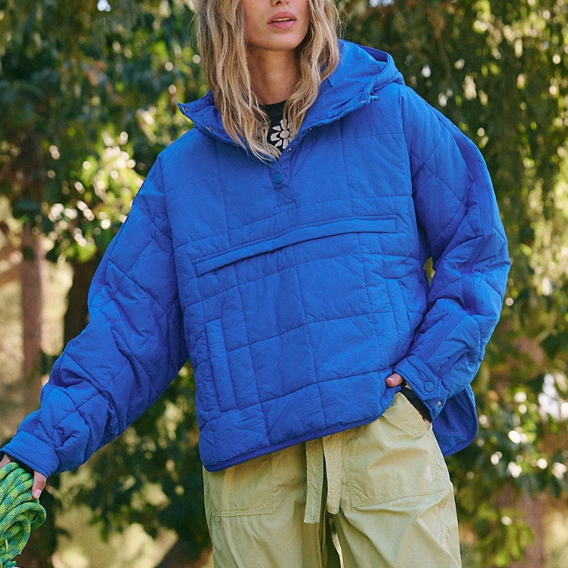Jaqueta puffer feminina com capuz, fechamento de botões, design leve e modelagem relaxed fit