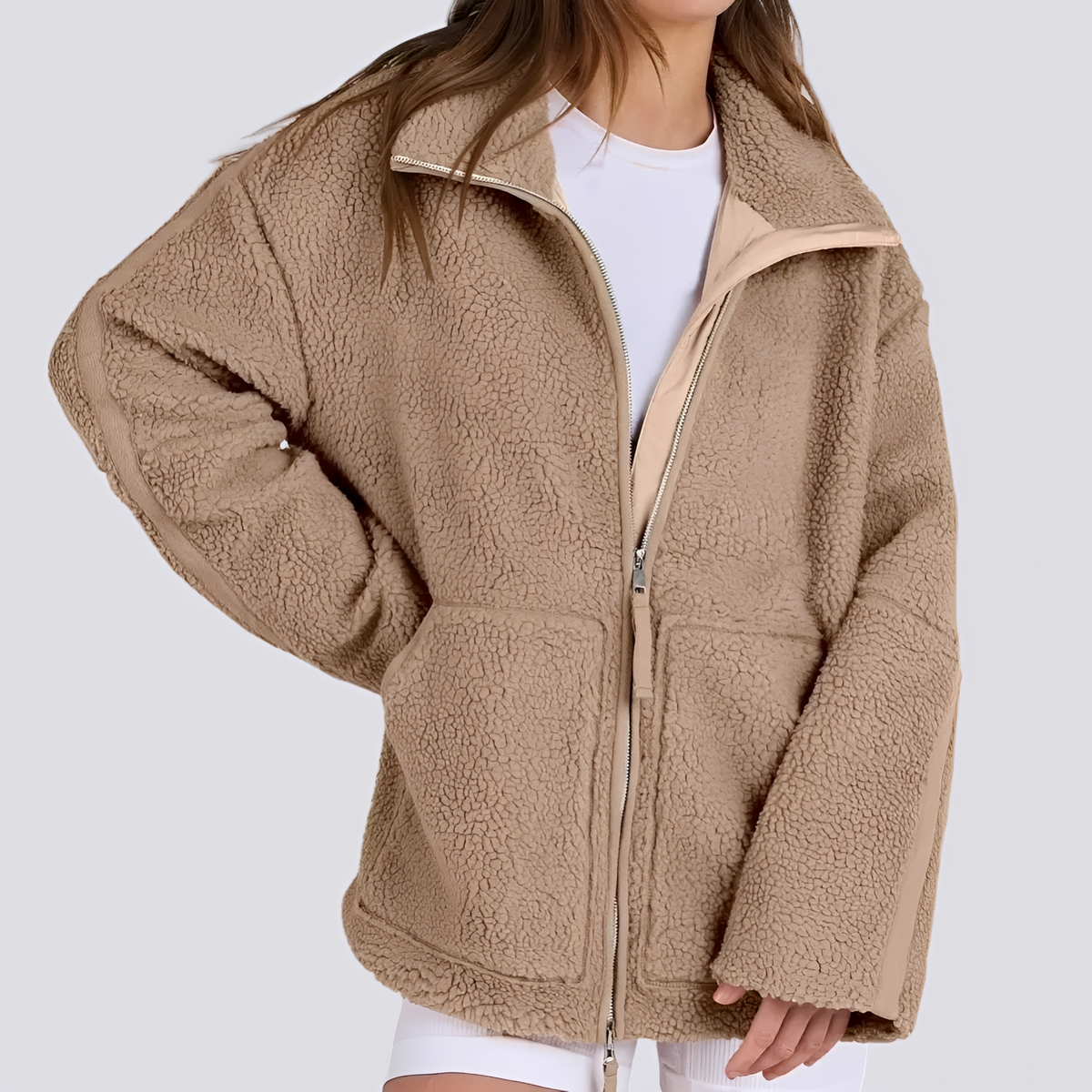 Jaqueta teddy feminina - modelagem oversized com fechamento de zíper e bolsos