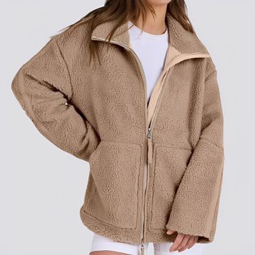 Jaqueta teddy feminina - modelagem oversized com fechamento de zíper e bolsos